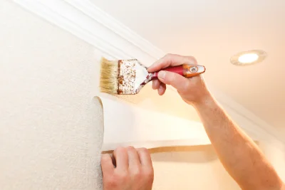 Pose de papier peint à Creissan — revêtements muraux et toiles de verre